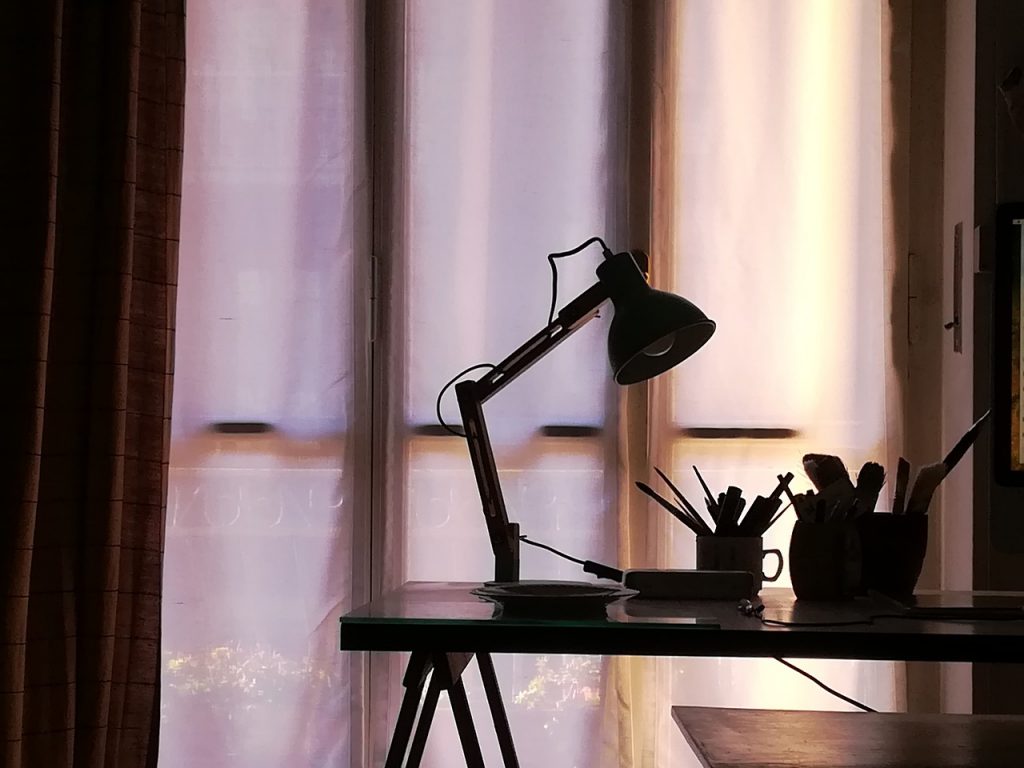 Desk Tents Lamp Backlight Window  - Massariello / Pixabay