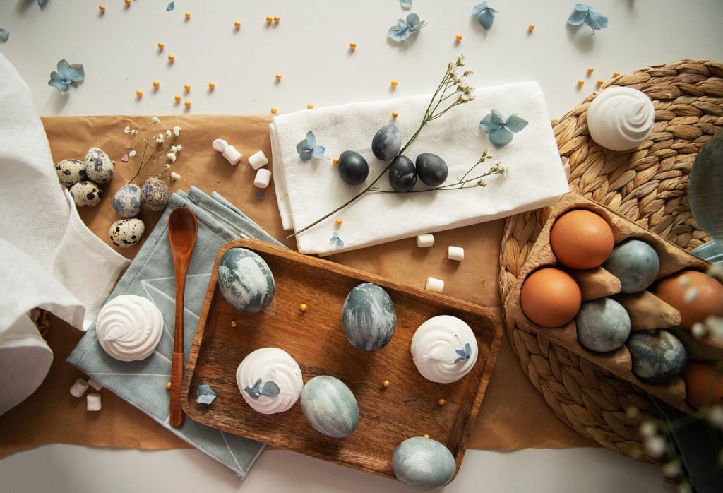 Easter Eggs Ornament Colored Eggs  - Irina_kukuts / Pixabay