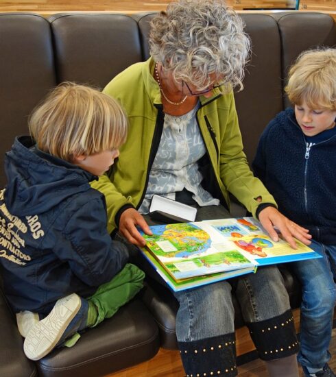 to read aloud, grandmother, grandchild